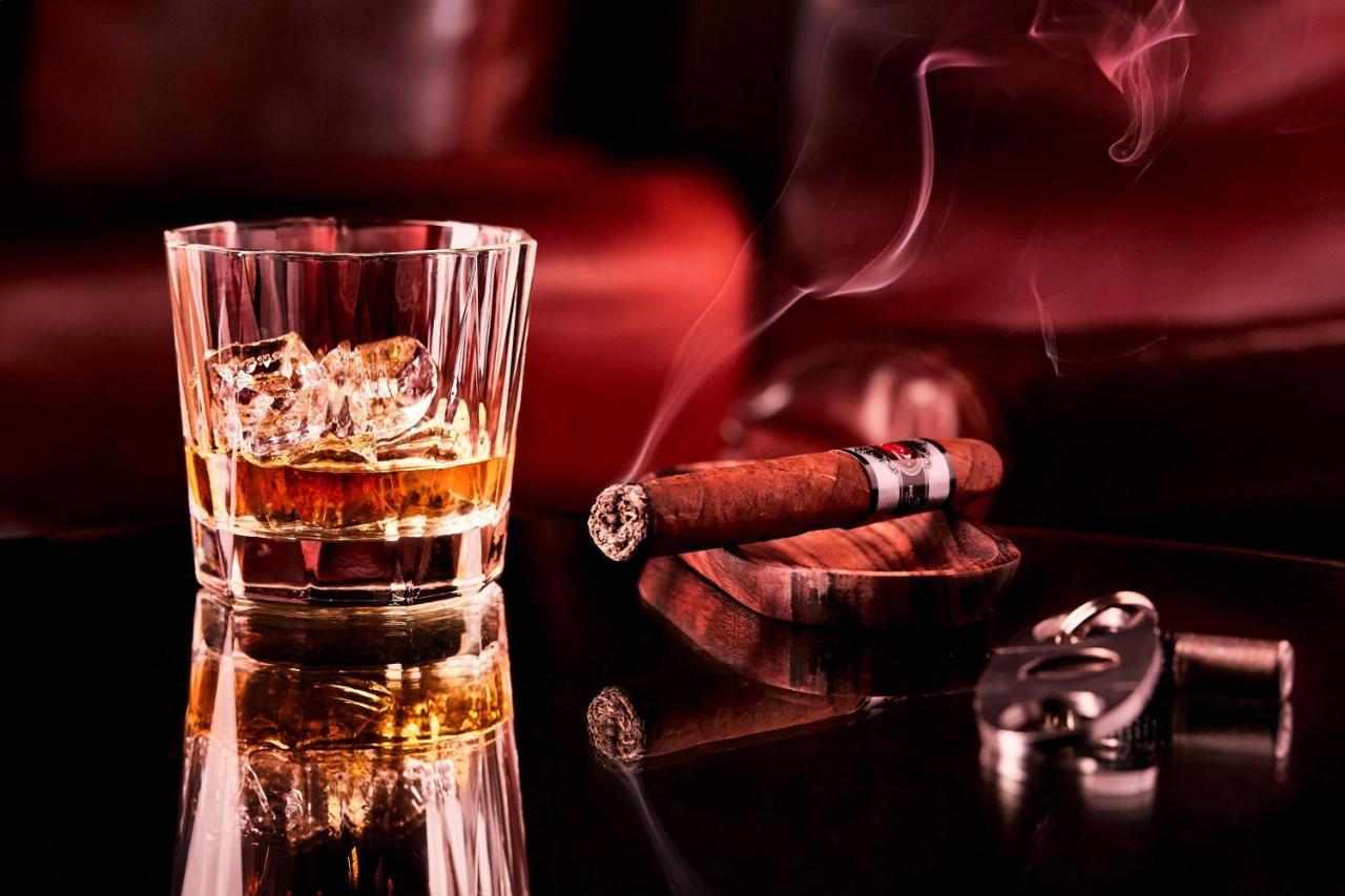 Hotel The Westin Kuala Lumpur Exteriér fotografie A glass of whisky and a cigar
