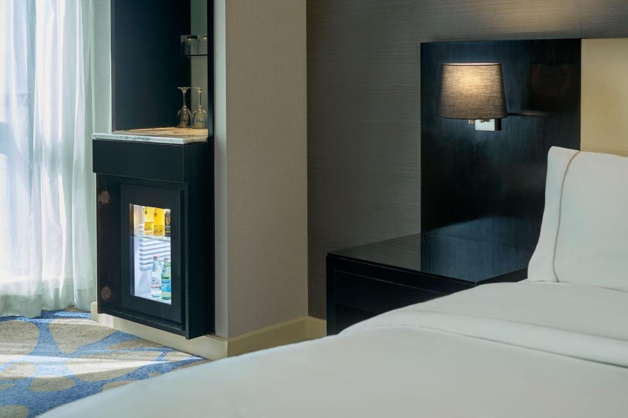 Hotel The Westin Kuala Lumpur Exteriér fotografie A room with a mini-bar