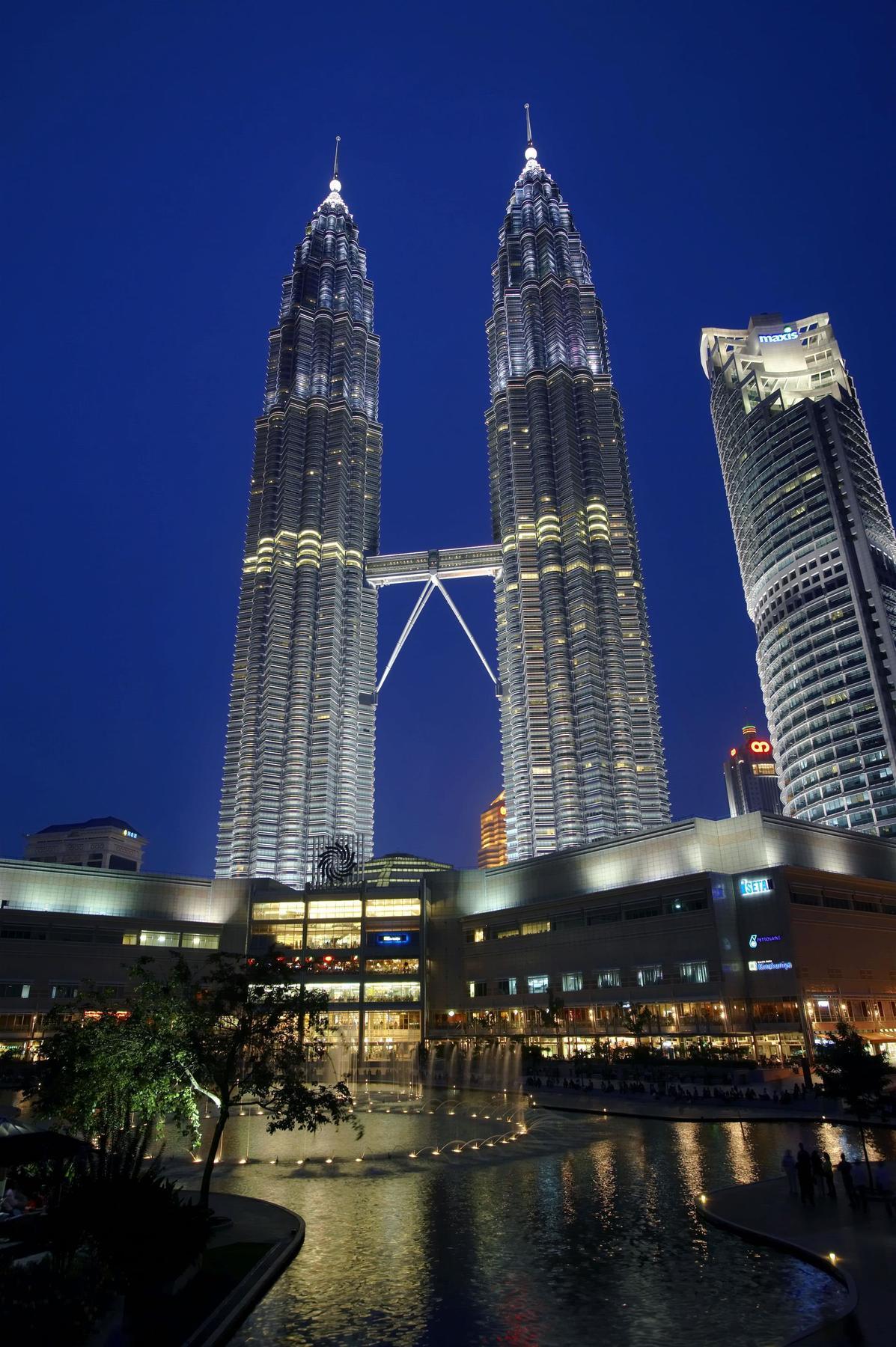 Hotel The Westin Kuala Lumpur Exteriér fotografie The Petronas Towers, the world's fourth tallest twin towers